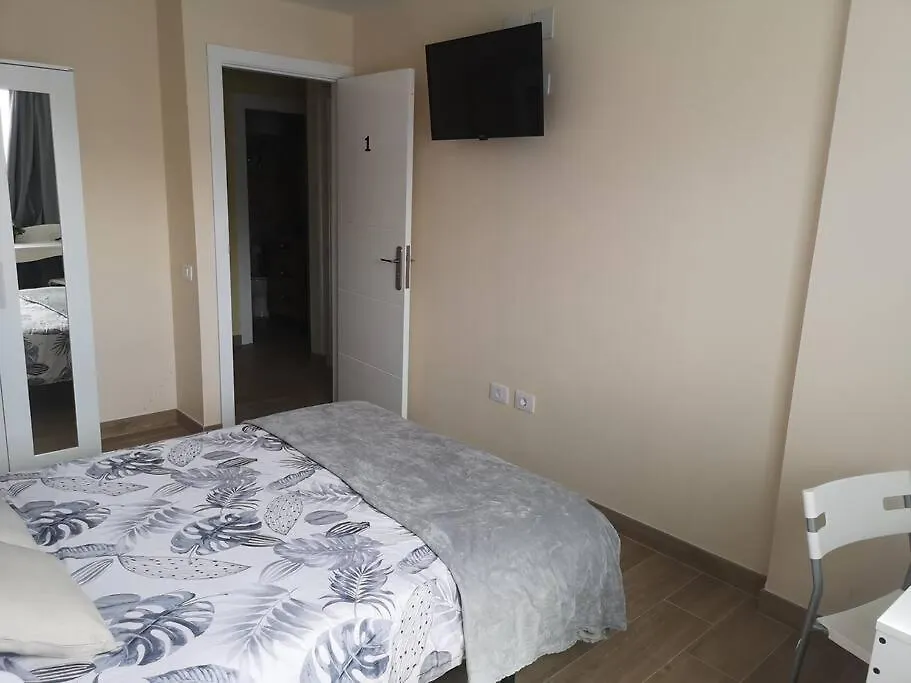 Hostal Mari: University Area Private Rooms with Shared Baths La Laguna
