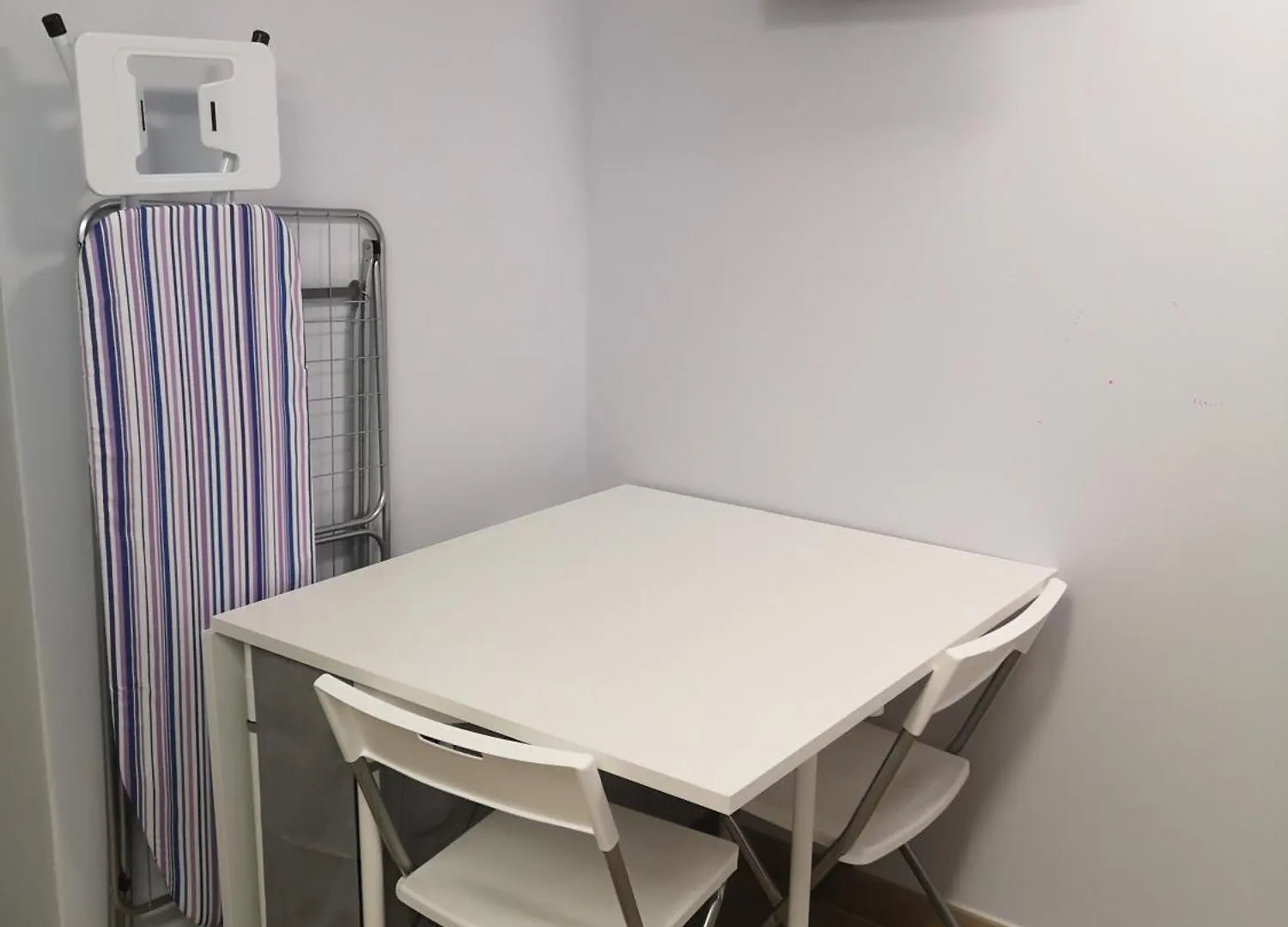 Hostal Mari: University Area Private Rooms with Shared Baths La Laguna  0*, La Laguna (Tenerife)
