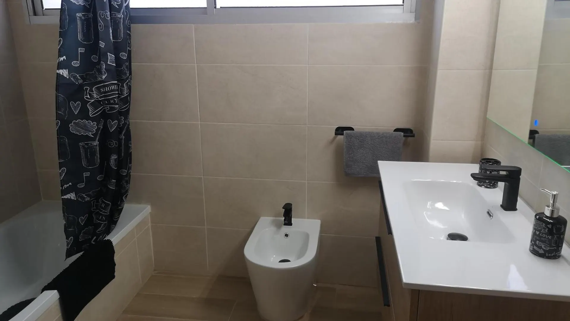 Hostal Mari: University Area Private Rooms with Shared Baths La Laguna