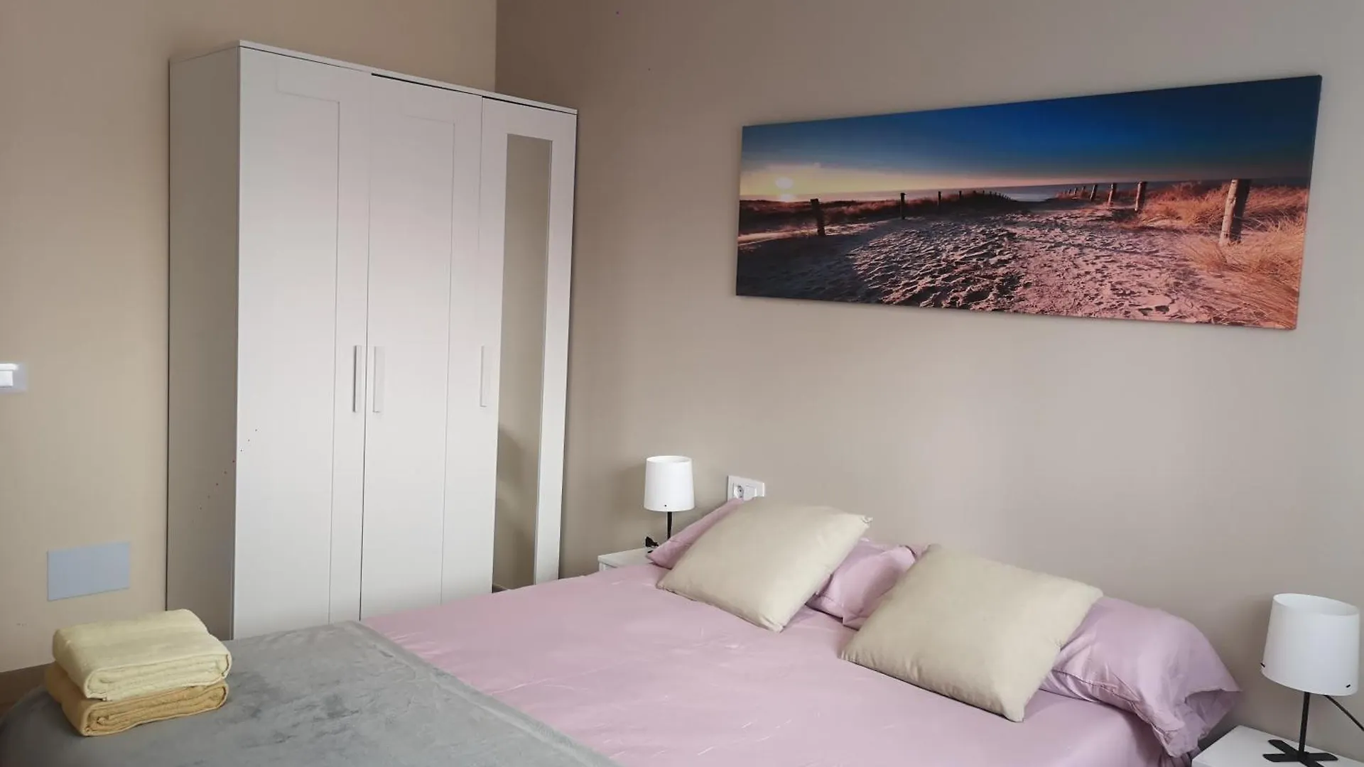 Guest house Hostal Mari: University Area Private Rooms with Shared Baths La Laguna