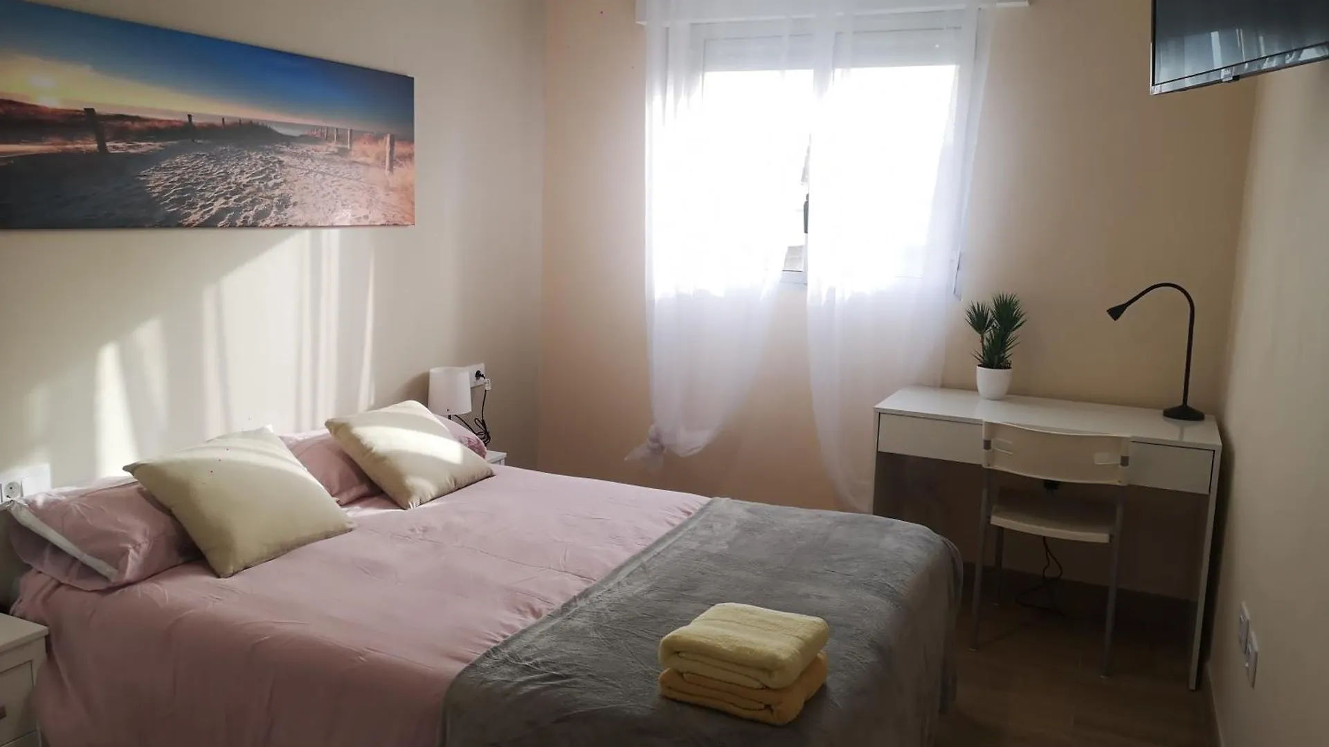 Guest house Hostal Mari: University Area Private Rooms with Shared Baths La Laguna