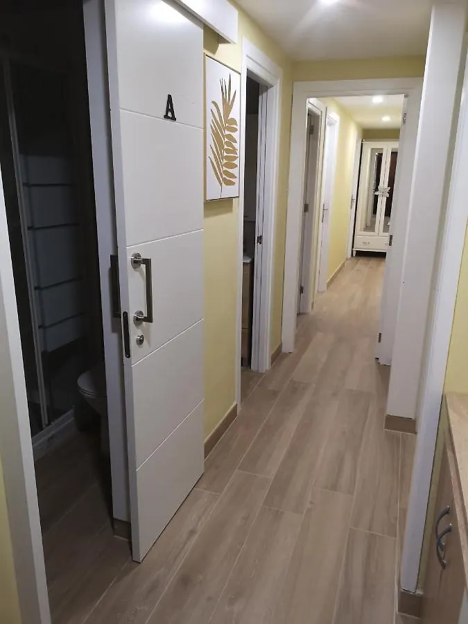 Guest house Hostal Mari: University Area Private Rooms with Shared Baths La Laguna