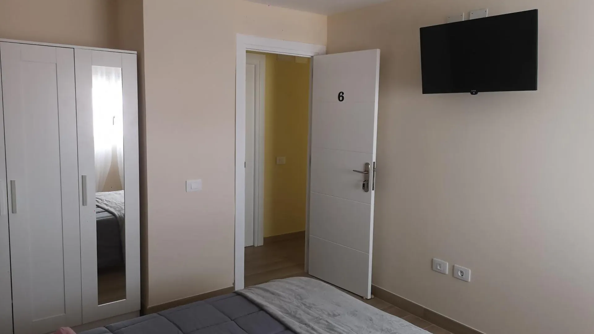 Hostal Mari: University Area Private Rooms with Shared Baths La Laguna  0*, La Laguna (Tenerife)