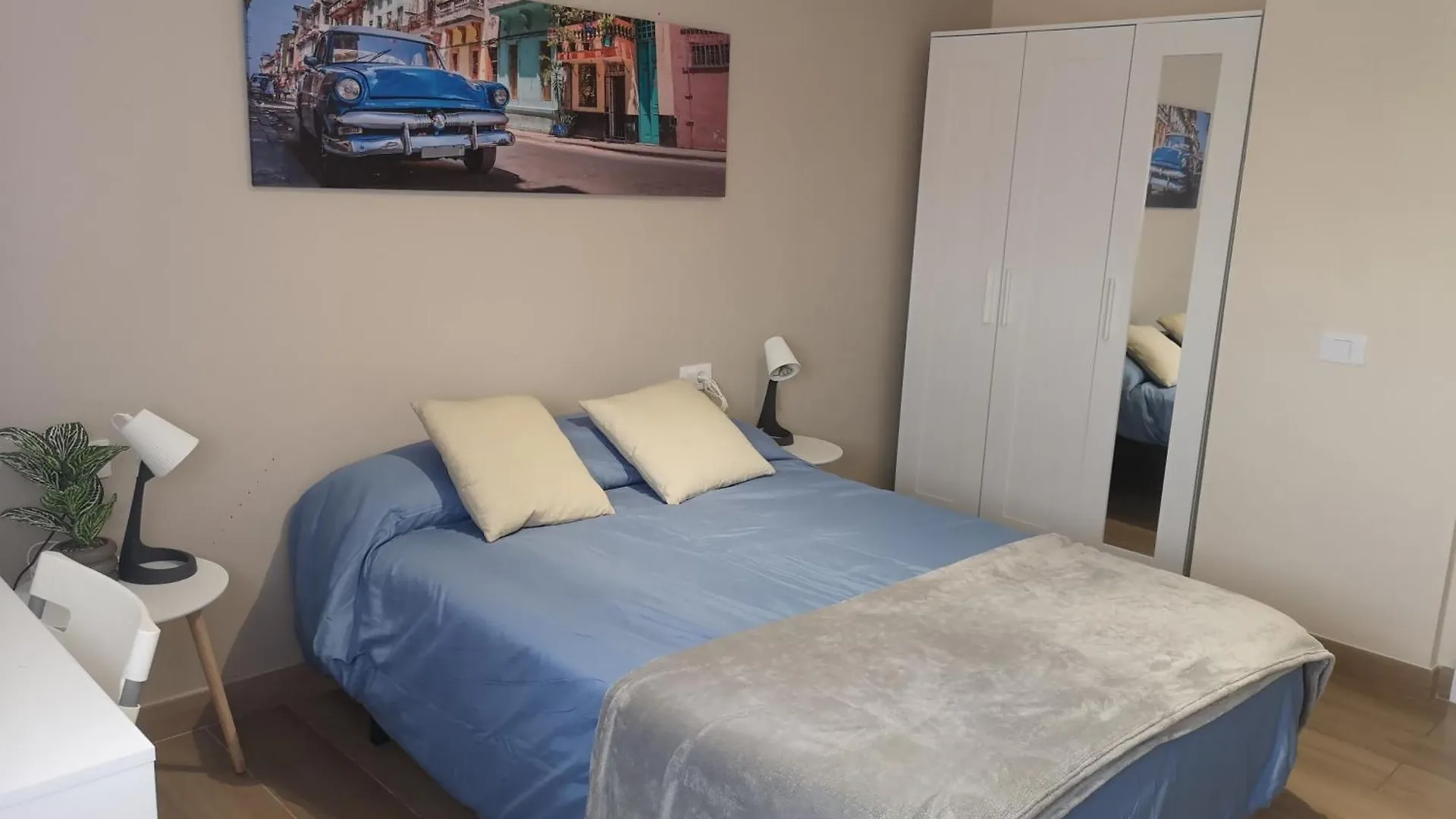 Hostal Mari: University Area Private Rooms with Shared Baths La Laguna  0*, La Laguna (Tenerife) Spain