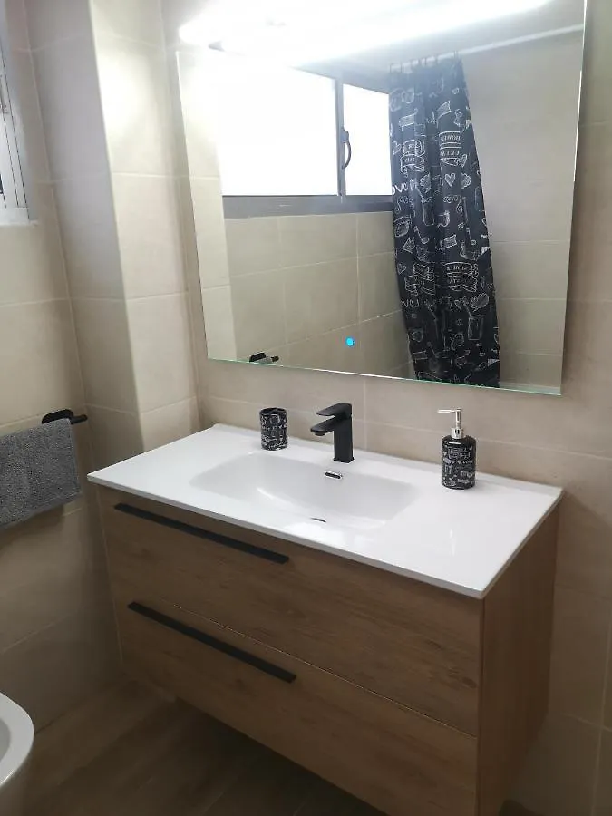 Hostal Mari En La Laguna, Alquiler Habitacion Privada En Hostal, 6 Habitaciones Cerca De La Universidad Y Aeropuerto Norte, 3 Banos Compartidos Espanha